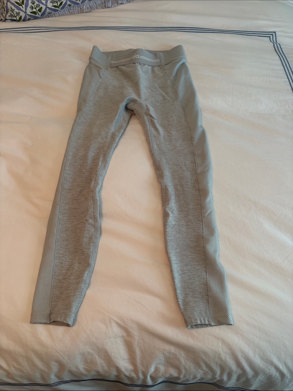 Alo Yoga Alosoft High-Waist 7/8 Relay Legging in Athletic Heather Gray/ White- S - Picture 8 of 11